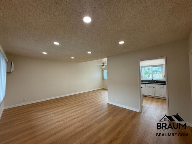 13129 Oxnard St in Los Angeles, CA - Building Photo - Building Photo