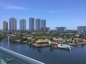 400 Sunny Isles Blvd, Unit 708 in Sunny Isles Beach, FL - Foto de edificio - Building Photo