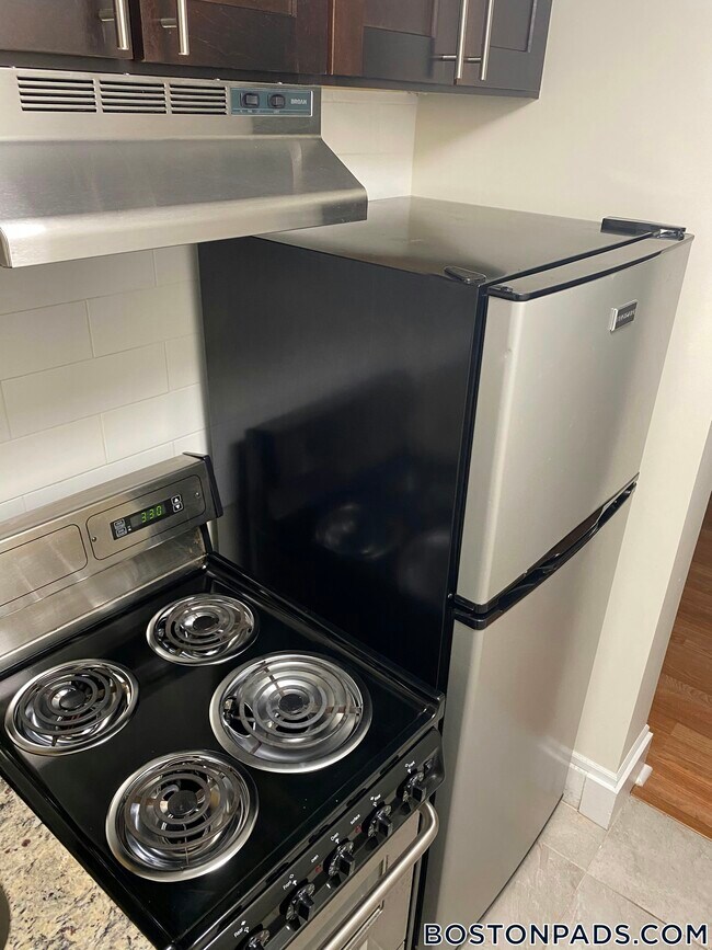 62 Boylston St, Unit 217 in Boston, MA - Foto de edificio - Building Photo