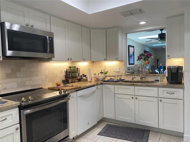 2231 Lark Cir E in Palm Harbor, FL - Building Photo - Building Photo