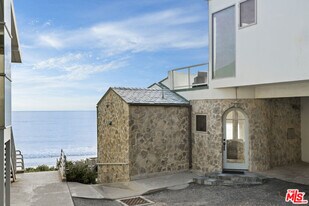 33334 Pacific Coast Hwy in Malibu, CA - Building Photo