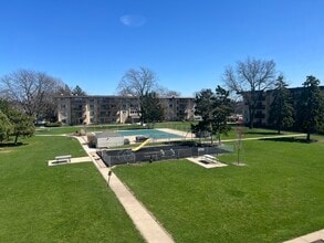 2218 S Goebbert Rd in Arlington Heights, IL - Building Photo - Building Photo