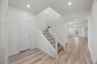 528 Ayinger Ln in Austin, TX - Building Photo - Building Photo