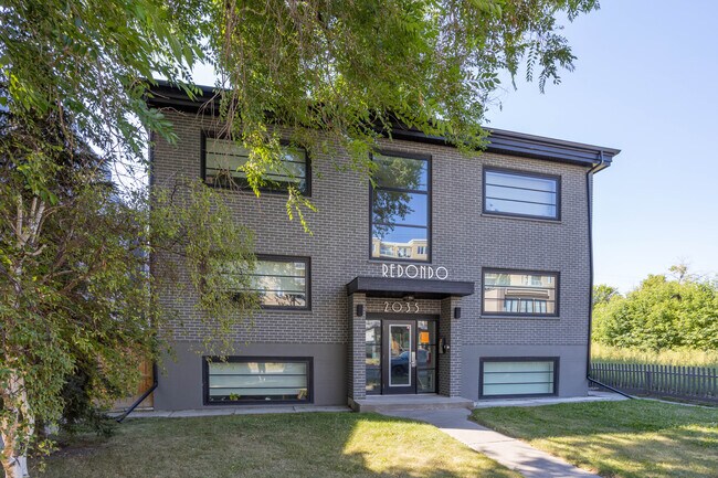 2035 34 Av SW in Calgary, AB - Building Photo - Building Photo