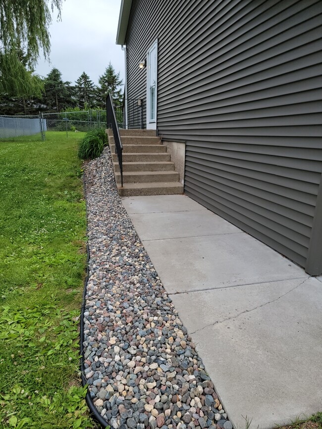 4557 Scott Trl in Eagan, MN - Foto de edificio - Building Photo