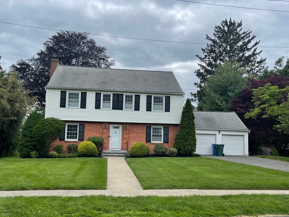 20 Broadfield Rd in Hamden, CT - Building Photo