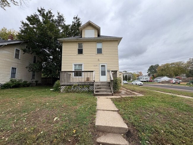 property at 1127 W 7th St