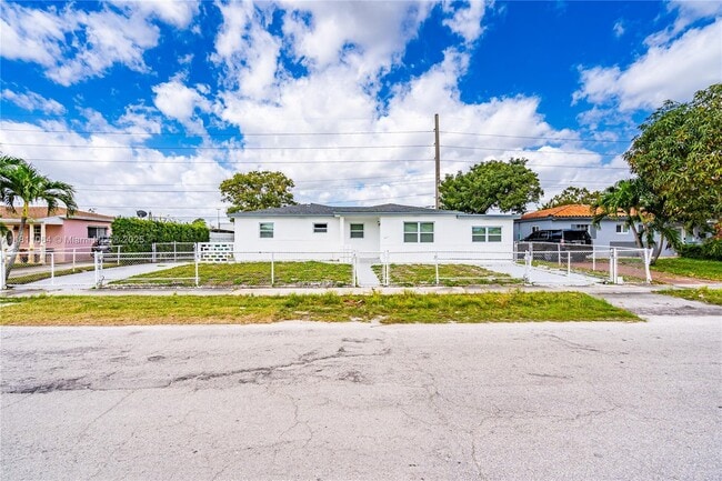 8330 NW 35th Pl in Miami, FL - Building Photo - Building Photo