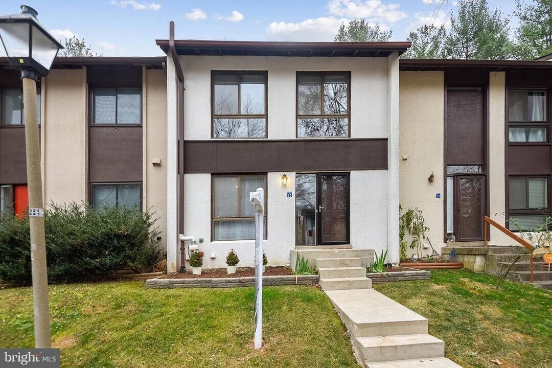 11825 Coopers Ct in Reston, VA - Building Photo