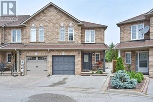 103-103 Foxchase Ave in Vaughan, ON - Building Photo
