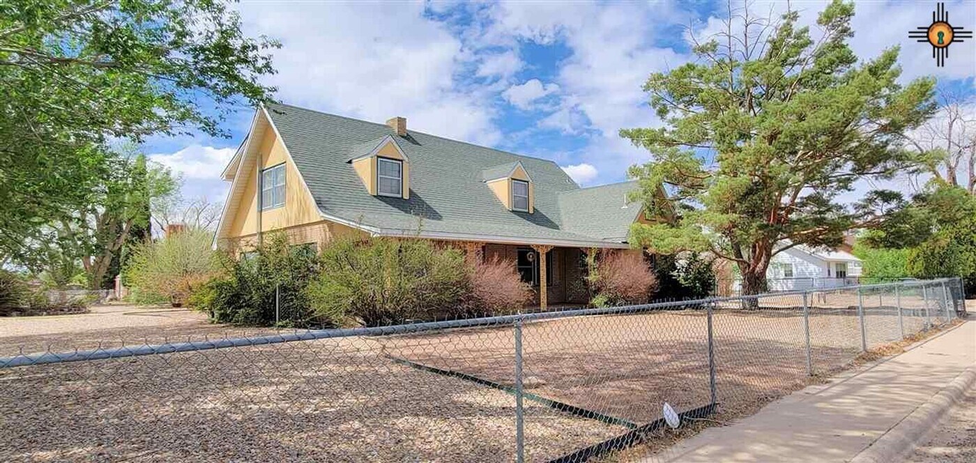 901 W 14th St in Portales, NM - Building Photo