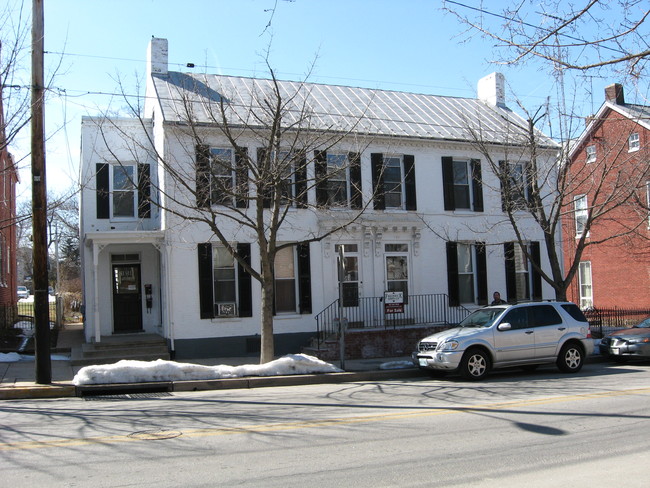 156-158 E Main St in Westminster, MD - Foto de edificio - Building Photo