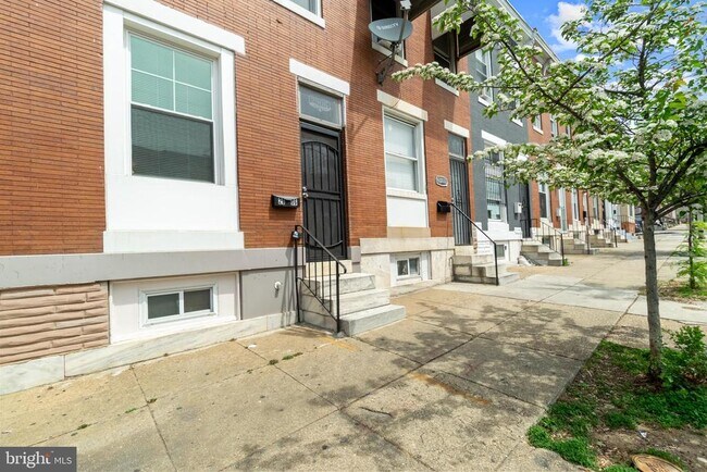 2906 E Monument St in Baltimore, MD - Building Photo - Building Photo