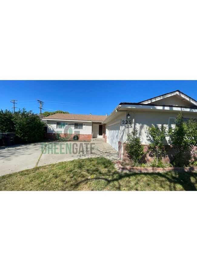 925 Charleston Ave in Modesto, CA - Building Photo - Building Photo