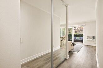 8503 Villa La Jolla Dr in San Diego, CA - Foto de edificio - Building Photo