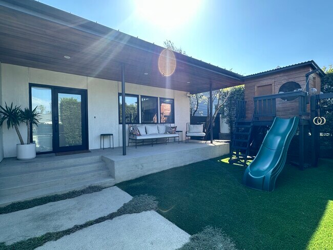 870 Rose Ave in Venice, CA - Foto de edificio - Building Photo