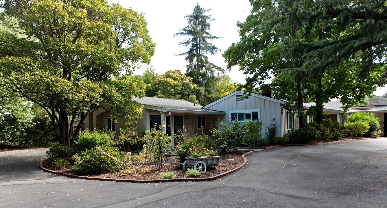 856 Sutro Ave in Novato, CA - Foto de edificio