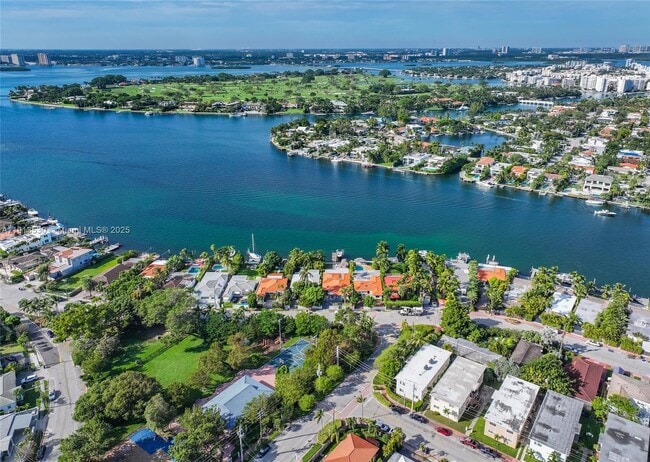 8430 Crespi Blvd in Miami Beach, FL - Foto de edificio - Building Photo