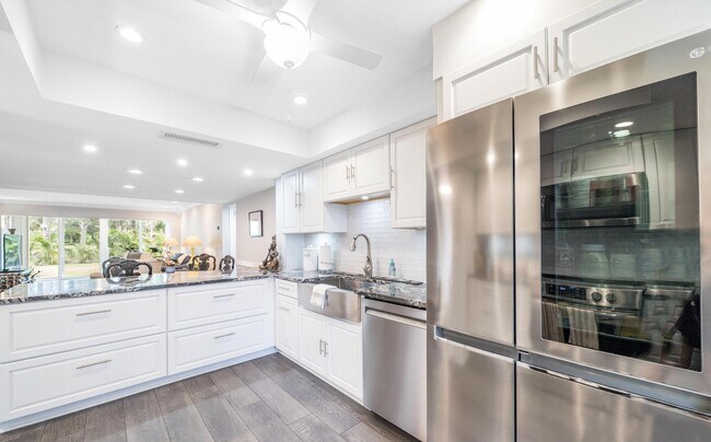 1814 Presidential Way in West Palm Beach, FL - Building Photo - Building Photo