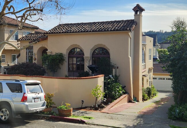 131 Laurel Pl, Unit D