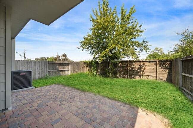 1815 Crestdale Dr in Houston, TX - Building Photo - Building Photo