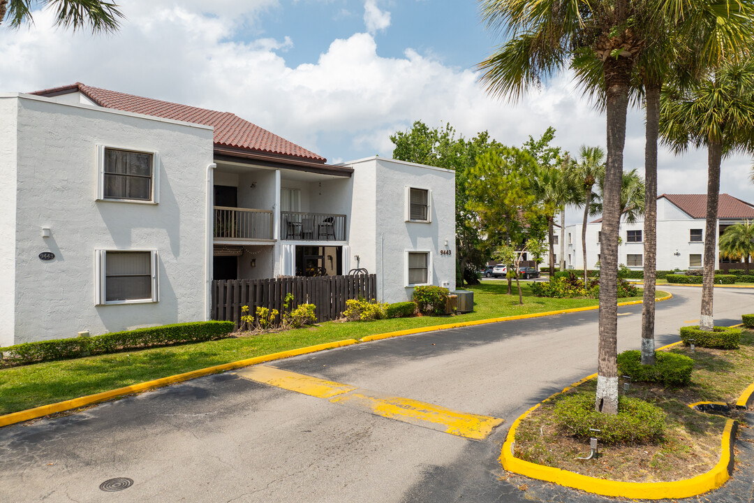 Bleau Fontaine Condominiums in Miami, FL - Building Photo