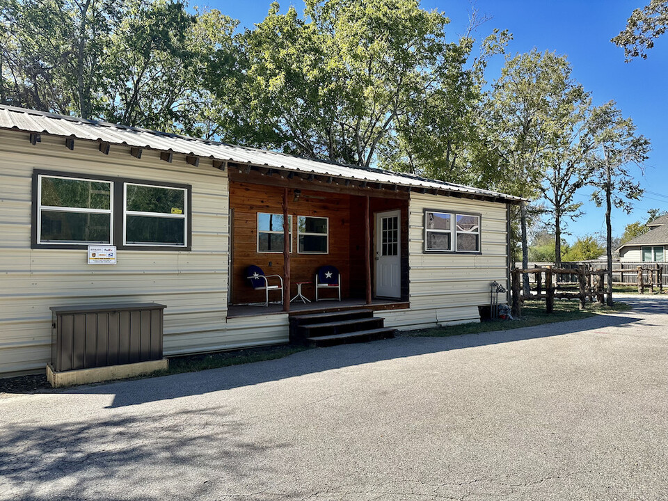 5249 Jones Rd in Bryan, TX - Building Photo