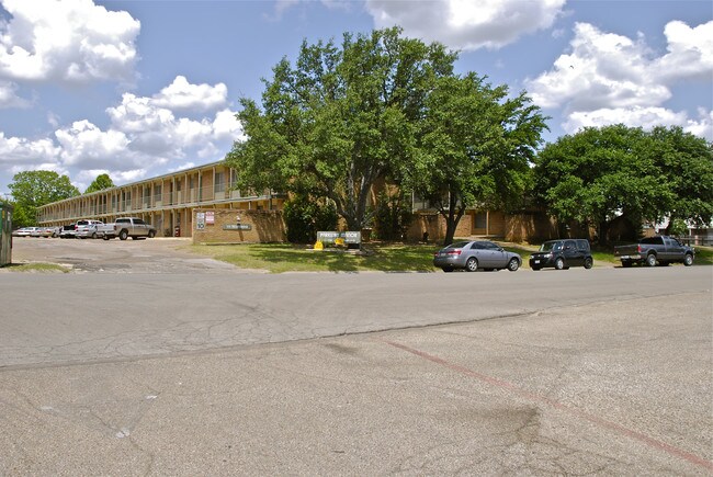 Parkway Manor in Cleburne, TX - Building Photo - Building Photo