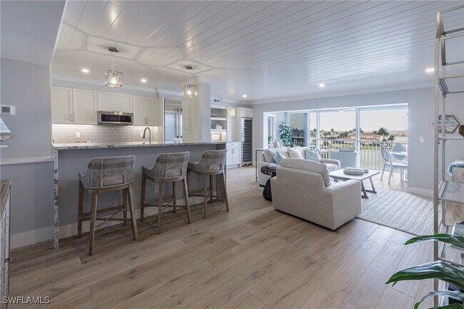 250 Park Shore Dr in Naples, FL - Building Photo - Building Photo