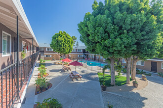 Surrey Square Apartments in San Jose, CA - Foto de edificio - Building Photo