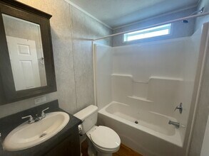 33 Geneva Rd in Lakehurst, NJ - Foto de edificio - Building Photo