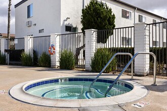 Terre at S Lincoln in El Cajon, CA - Foto de edificio - Building Photo