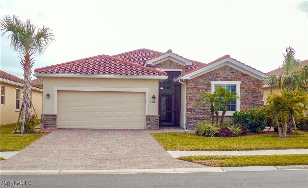 2338 Heydon Cir E in Naples, FL - Building Photo