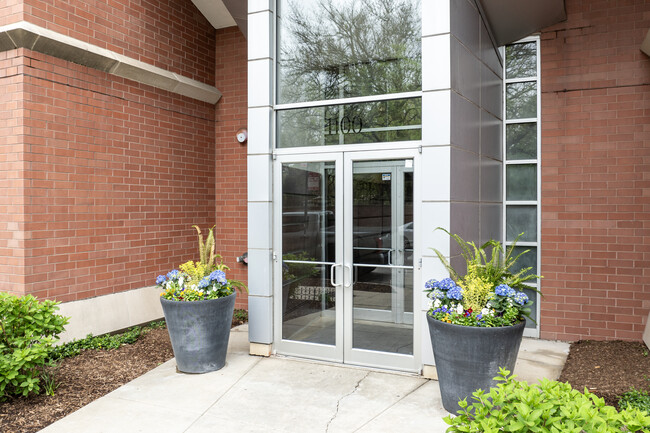 Views of Sheridan Park Condo in Chicago, IL - Foto de edificio - Building Photo