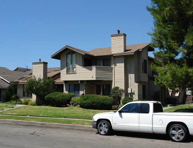 23191 Saguaro St in Lake Forest, CA - Foto de edificio - Building Photo