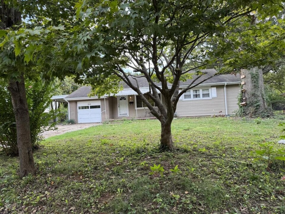 2328 E Manchester St in Springfield, MO - Building Photo