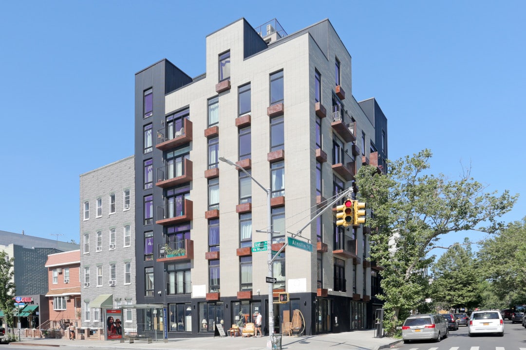 310 Graham Ave in Brooklyn, NY - Foto de edificio