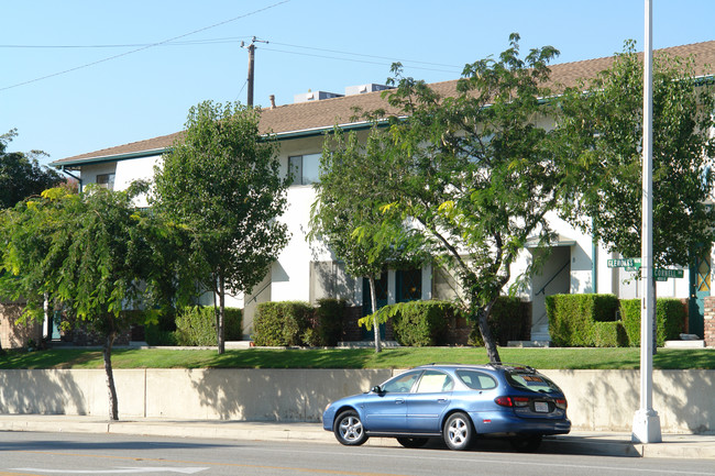 401 Cornell Dr in Burbank, CA - Building Photo - Building Photo