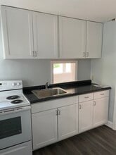 84 Walnut St, Unit 1 in Thomaston, CT - Foto de edificio - Building Photo