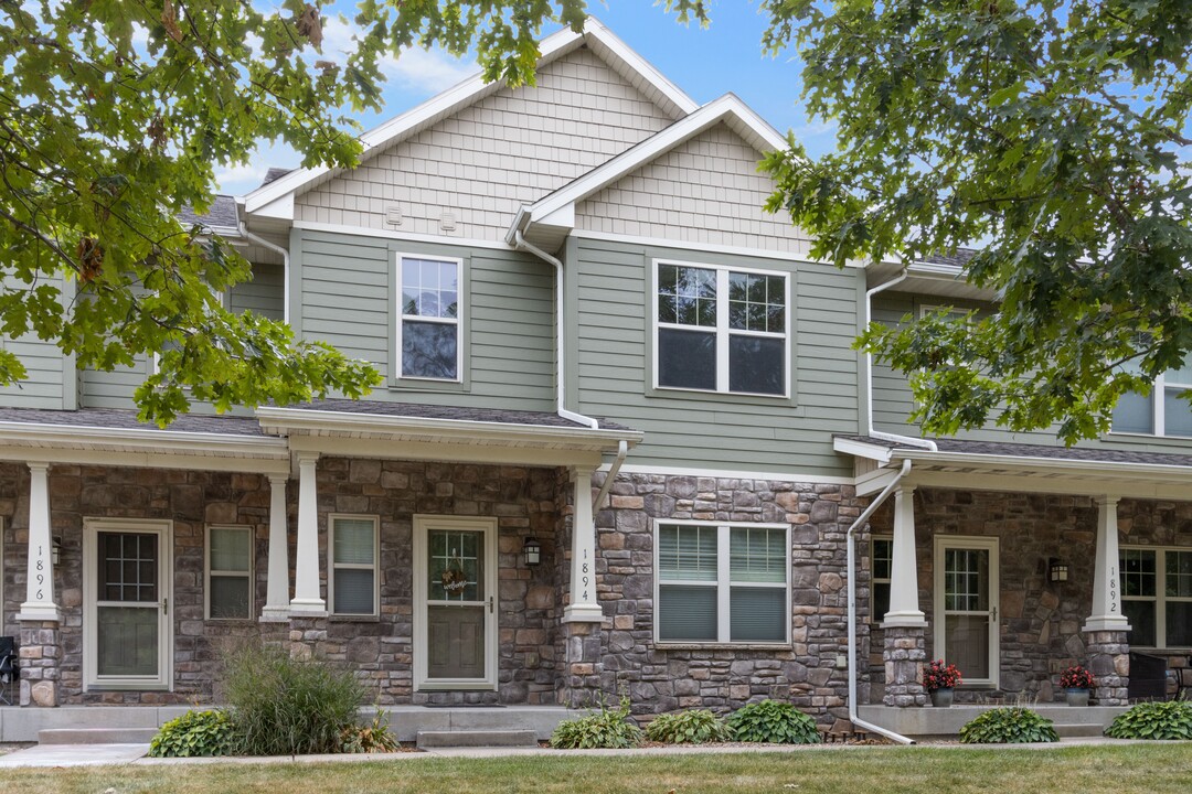 1894 N Dubuque Rd in Iowa City, IA - Foto de edificio