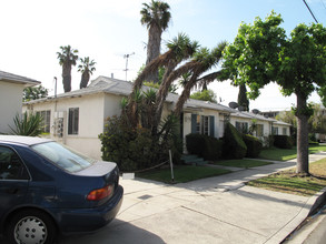 12327 Burbank Blvd in North Hollywood, CA - Foto de edificio - Building Photo