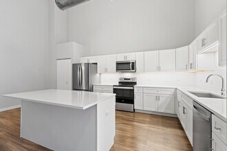 1900 W Lawrence Ave in Chicago, IL - Building Photo - Building Photo