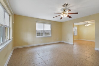 6401 Center St in New Orleans, LA - Foto de edificio - Building Photo