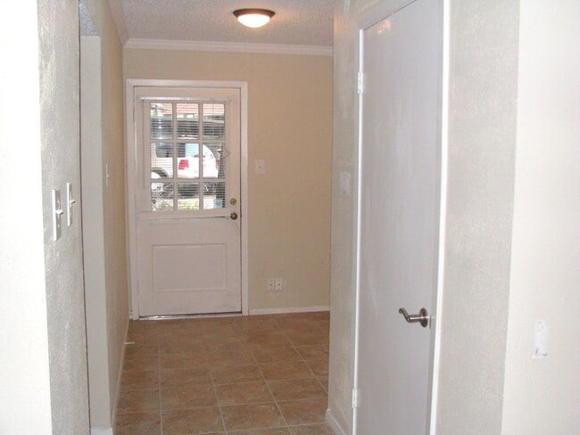 8277 Kingsbrook Rd in Houston, TX - Building Photo - Building Photo