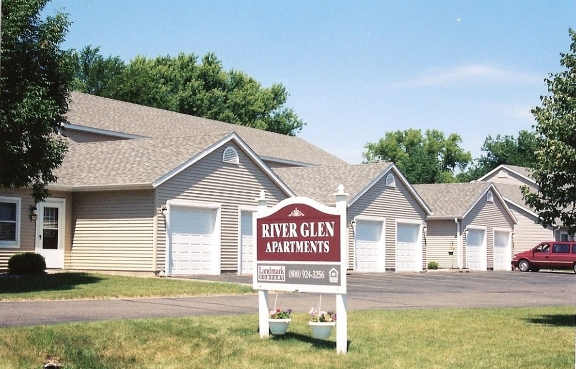 River Glen Apartments in River Falls, WI - Building Photo