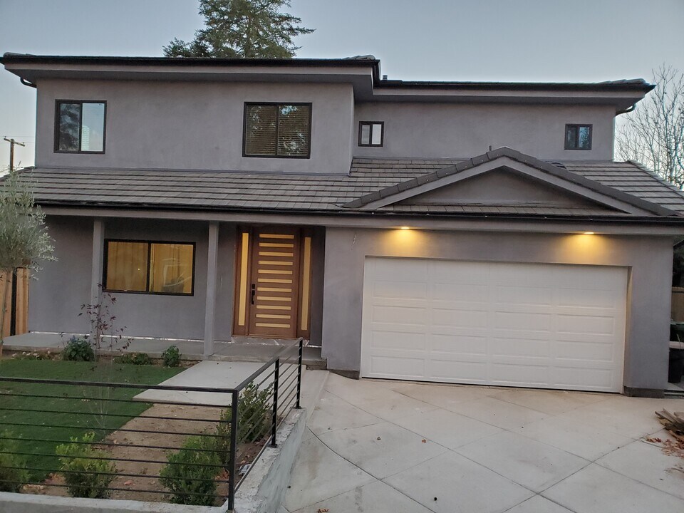 17348 Emelita St in Los Angeles, CA - Foto de edificio