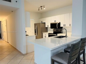 19555 E Country Club Dr in Aventura, FL - Building Photo - Building Photo