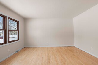 1045 Green Acres Ln in Neenah, WI - Building Photo - Building Photo