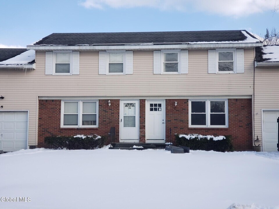 37 Swayze Dr in Latham, NY - Building Photo