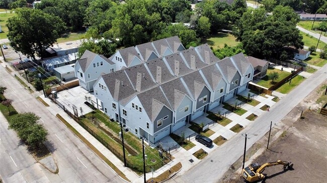 6139 W Montgomery Rd in Houston, TX - Foto de edificio - Building Photo